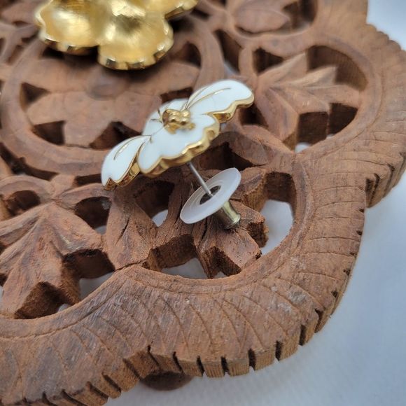 White Hibiscus Flower Earrings and Brooch Set Vintage Enamel Jewelry - Picture 8 of 9